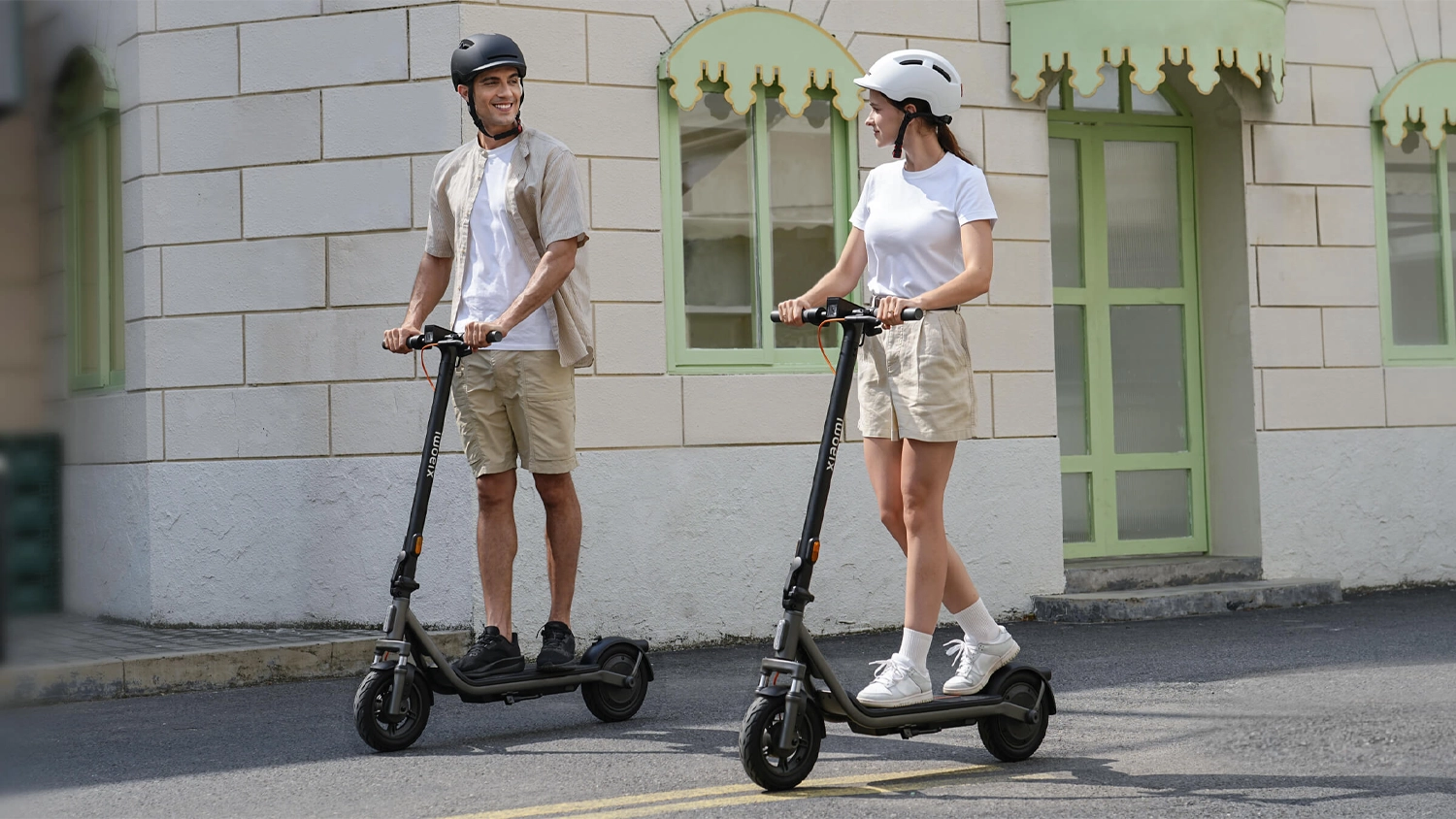 Pár jedoucí na koloběžkách Xiaomi Electric Scooter 6 Lite