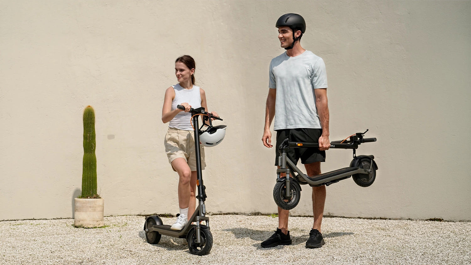 Pár s koloběžkami Xiaomi Electric Scooter 6 Lite