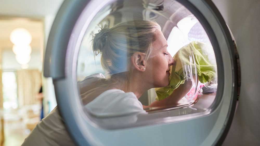 Žena čichající k čerstvě vypranému prádlu_02