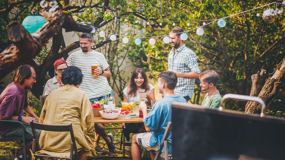Skupina přátel na zahradní party_02