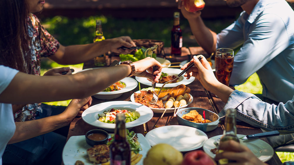 Jídlo na stole na zahradě_04