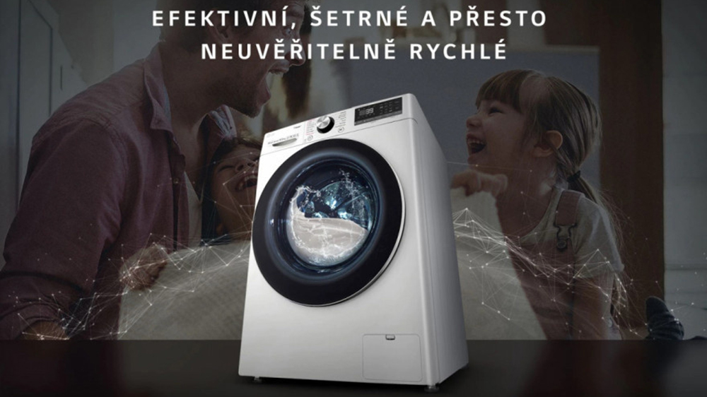 Vpředu pračka LG a v pozadí šťastná rodina_01
