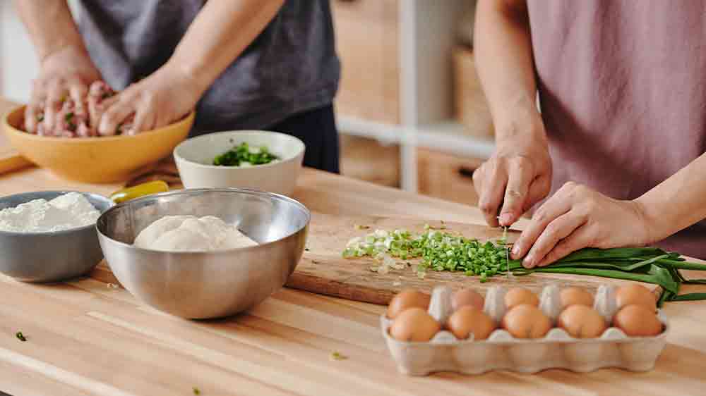 Lidé připravují jídlo na kuchyňské lince_02