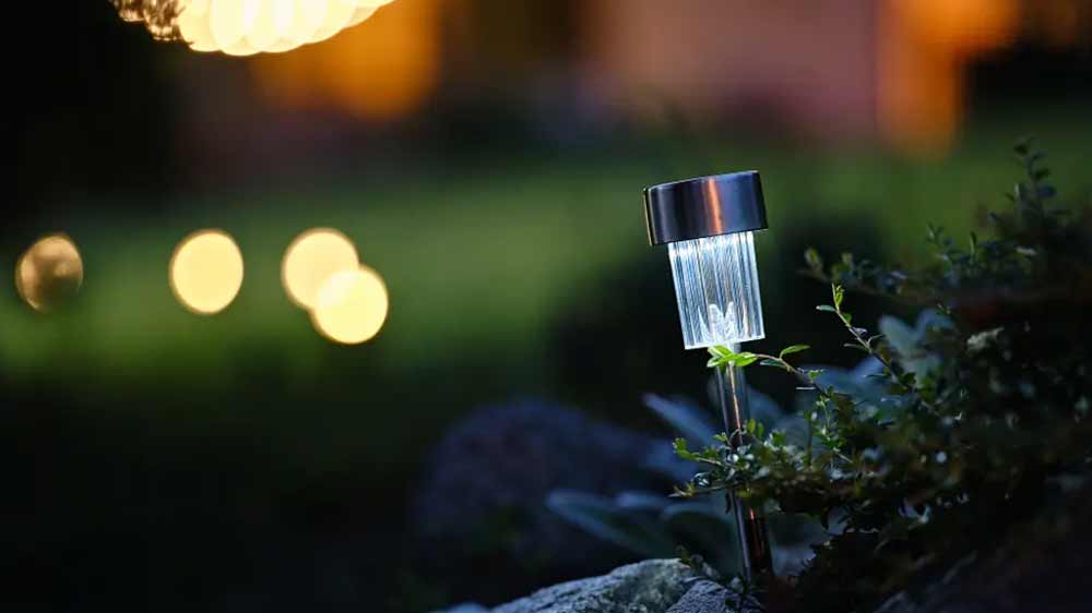 Zahradn&iacute; LED sv&iacute;tidlo Retlux RGL 101 zap&iacute;chnut&eacute; na zahradě_02