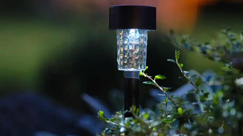 Zahradn&iacute; LED sv&iacute;tidlo Retlux RGL 103 zap&iacute;chnut&eacute; na zahradě_02