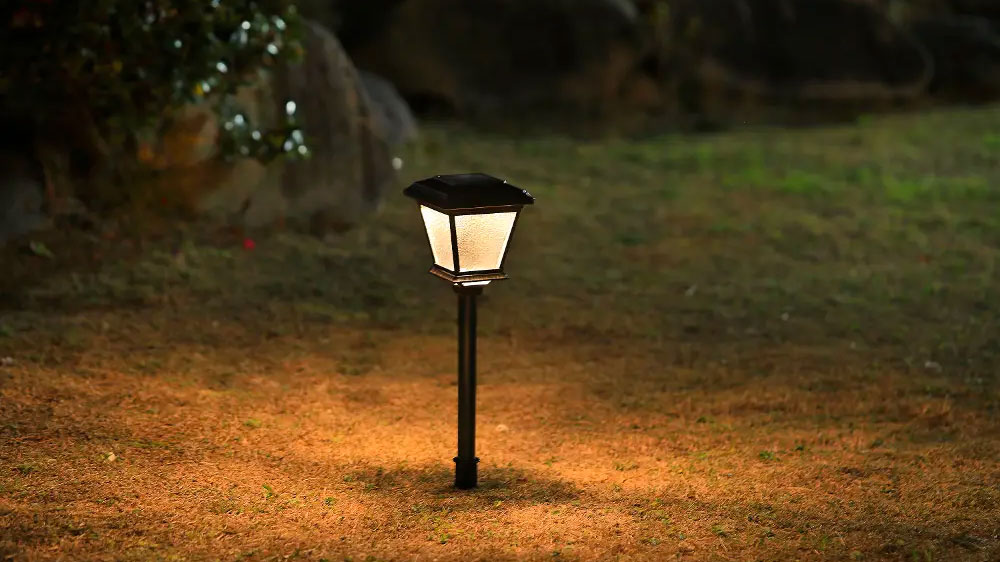 Zahradn&iacute; LED sv&iacute;tidlo Retlux RGL 113 zap&iacute;chnut&eacute; na zahradě_02