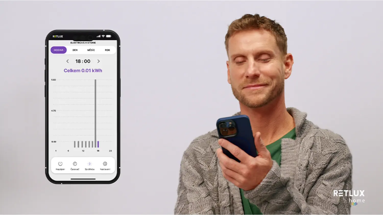 Muž se d&iacute;v&aacute; do mobilu, v němž je graf energetick&eacute; spotřeby