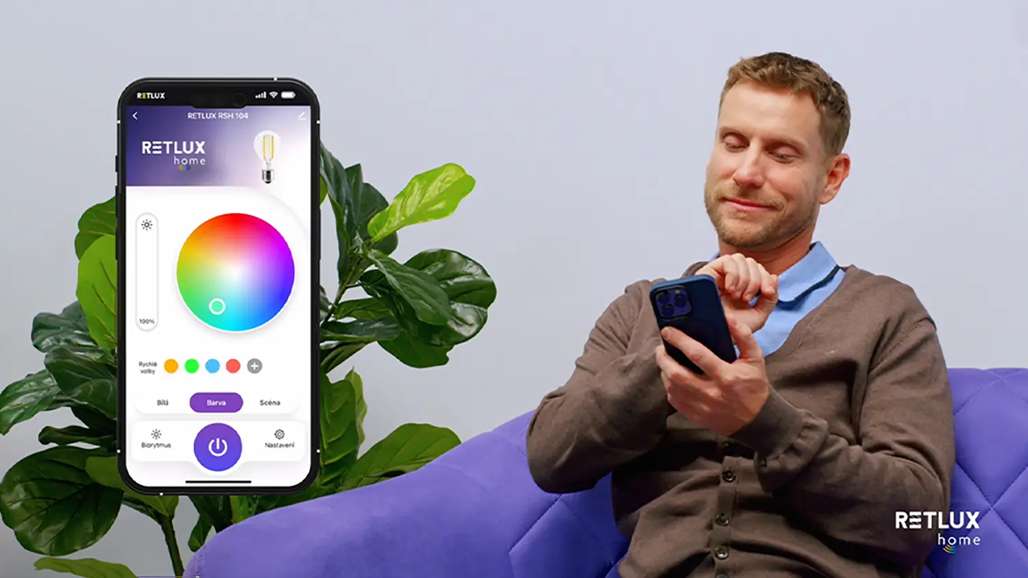Muž nastavuje barvu světla v aplikaci RETLUX home