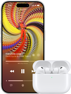 AirPody Pro 3 v MagSafe nabíjecím pouzdře, iPhone 17 Pro, v Apple Music se přehrává Everybody Laughs od Davida Byrna a Ghost Train Orchestry