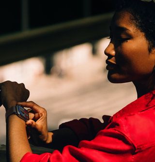 Osoba přijímá příchozí hovor na Apple Watch Series 11