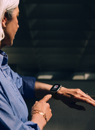 Osoba si čte upozornění na hypertenzi na Apple Watch Series 11