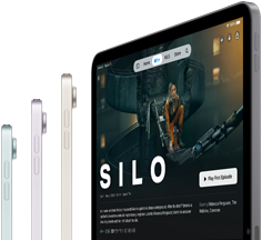 Pohled z boku na tři modely iPadu Air, na čtvrtém iPadu Air je otevřený seriál Silo v Apple TV+