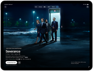 iPad, pohled zepředu, na displeji běží seriál Odloučení v aplikaci Apple TV