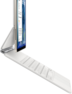Pohled z boku na hvězdně bílý iPad Air připojený k bílému Magic Keyboardu