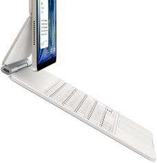 Pohled z boku na hvězdně bílý iPad Air připojený k bílému Magic Keyboardu