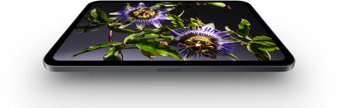 iPad mini, 8,5palcový OLED displej, jasná a hluboká černá, na obrazovce je osoba v čepici a bundě
