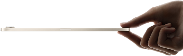 Boční pohled na iPad mini držený v ruce, tenká a lehká konstrukce