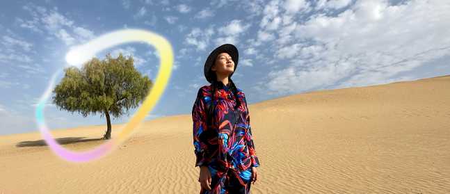 iPad Pro, pohled zepředu, displej s tmavě modrým a zeleným gradientem na pozadí, několik otevřených aplikací, ruka držící Apple Pencil Pro kreslí kroužek okolo skici na ukázku Obrázkové hůlky, funkce Apple Intelligence