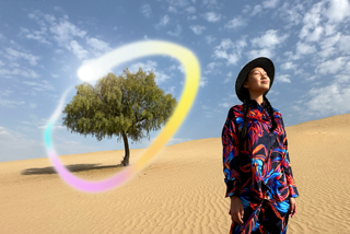 iPad Pro, pohled zepředu, displej s tmavě modrým a zeleným gradientem na pozadí, několik otevřených aplikací, ruka držící Apple Pencil Pro kreslí kroužek okolo skici na ukázku Obrázkové hůlky, funkce Apple Intelligence