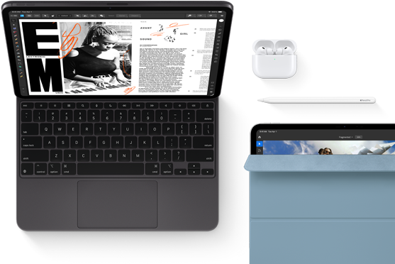 iPad Pro připojený k Magic Keyboardu, pohled zepředu, vesmírně černá barva, zaoblené rohy, černý rámeček displeje, otevřený, na displeji se zobrazuje aplikace na úpravy článků s textem a fotkou ženy hrající hudbu, AirPods 4 v otevřeném pouzdru, modré Smart Folio na iPadu Pro s Apple Pencilem připnutým k horní straně zařízení, pootevřený kryt odhalující displej