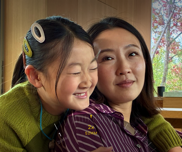 Použití 2× přiblížení, v záběru je přiblížená hora pokrytá stromy a zelení