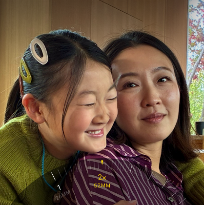 Použití 2× přiblížení, v záběru je přiblížená hora pokrytá stromy a zelení