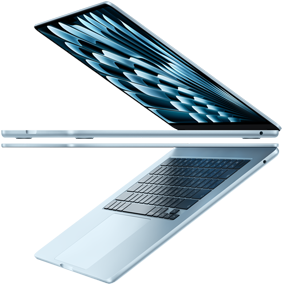 Dva otvorené MacBooky Air vo farbe nebeská modrá usporiadané do tvaru šípky, čo zdôrazňuje ich tenký profil