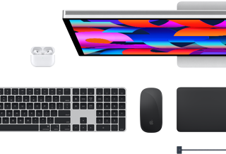 Doplňky k Macu: AirPody, Studio Display, Magic Keyboard, Magic Mouse, Magic Trackpad, MagSafe nabíjecí kabel v temně inkoustové
