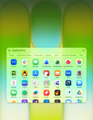 MacBook Neo, obrazovka s okny aplikací Microsoft PowerPoint, Word, Excel a OneNote, Google Chrome a Google Drive, FaceTime, Zprávy, Fotky, Poznámky, Canva, WhatsApp, Zoom, Essayist, Craft, Affinity, Box a Todoist