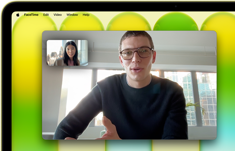 MacBook Neo, citrusovo žltý, na displeji je vidieť prebiehajúci videohovor, funkcia Centrovanie záberu udržuje užívateľa uprostred obrazu