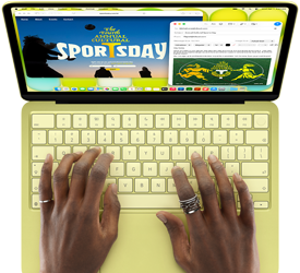 MacBook Neo v citrusovej farbe, ruky na klávesnici, používateľ má rozpísanú e-mailovú pozvánku na otvorenie umeleckej výstavy, ku ktorému je vedľa otvorená webová stránka