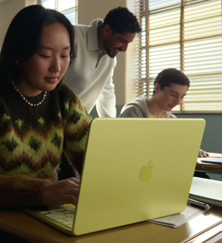Študentka používa odpojený MacBook Neo v citrusovej farbe v triede