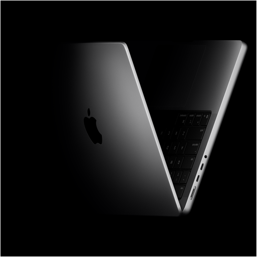 MacBook Pro umístěný ve tvaru V jako odkaz na čipy řady M5