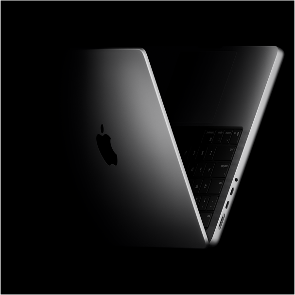 Pootvorený MacBook Pro umiestnený tak, aby pripomínal písmeno V ako odkaz na rodinu čipov M5