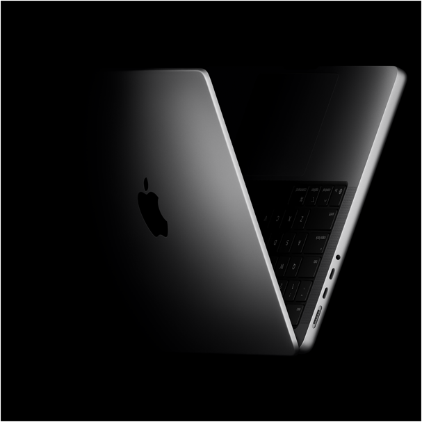 MacBook Pro otvorený v tvare písmena V, ktorý odkazuje na čip M5