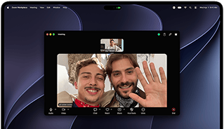 Stříbrný MacBook Pro s PROLED XDR displejem, zobrazuje se probíhající videohovor se dvěma lidmi, kteří jsou v prosluněném městě a mávají osobě doma