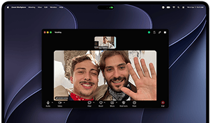 Stříbrný MacBook Pro s PROLED XDR displejem, zobrazuje se probíhající videohovor se dvěma lidmi, kteří jsou v prosluněném městě a mávají osobě doma