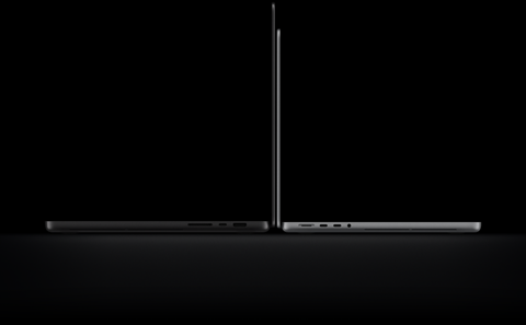 Otevřený 16palcový MacBook Pro s PROLED XDR displejem, vesmírně černá barva, na pravé straně tři porty, text: 1,82 kg, otevřený 14palcový MacBook Pro s PROLED XDR displejem, stříbrná barva, na levé straně čtyři porty, text: 1,38 kg