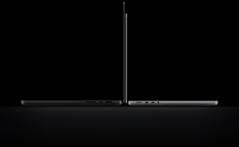 Otevřený 16palcový MacBook Pro s PROLED XDR displejem, vesmírně černá barva, na pravé straně tři porty, text: 1,82 kg, otevřený 14palcový MacBook Pro s PROLED XDR displejem, stříbrná barva, na levé straně čtyři porty, text: 1,38 kg