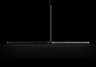 Otevřený 16palcový MacBook Pro s PROLED XDR displejem, vesmírně černá barva, na pravé straně tři porty, text: 1,82 kg, otevřený 14palcový MacBook Pro s PROLED XDR displejem, stříbrná barva, na levé straně čtyři porty, text: 1,38 kg