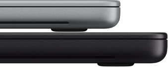 14palcový stříbrný MacBook Pro s PROLED XDR displejem položený na 16palcovém vesmírně černém modelu, obrázek demonstruje rozdíl ve velikosti