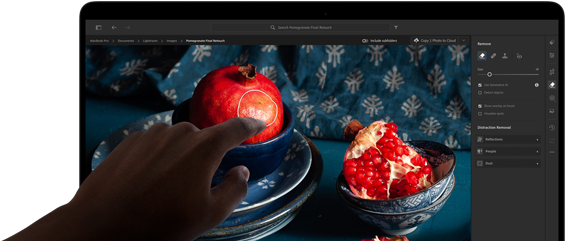 MacBook Pro s PROLED XDR displejem, na kterém je zátiší s granátovými jablky, modrou keramikou a textiliemi, k displeji se natahuje ruka, aby s uměleckým dílem interagovala