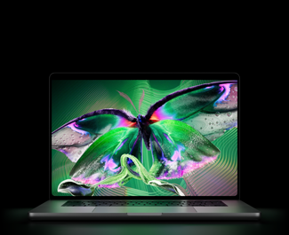 Otevřený stříbrný MacBook Pro s PROLED XDR displejem, na kterém je detailní, vysoce kontrastní obrázek s živými barvami, obrazovka osvěcuje klávesnici