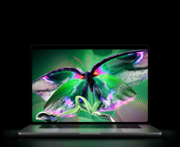 Otevřený stříbrný MacBook Pro s PROLED XDR displejem, na kterém je detailní, vysoce kontrastní obrázek s živými barvami, obrazovka osvěcuje klávesnici
