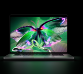 Otevřený stříbrný MacBook Pro s PROLED XDR displejem, na kterém je detailní, vysoce kontrastní obrázek s živými barvami, obrazovka osvěcuje klávesnici