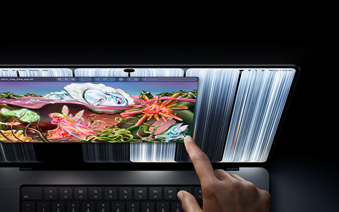 Vesmírně černý MacBook Pro s PROLED XDR displejem, uživatel upravuje velikost okna dotykem přímo na obrazovce