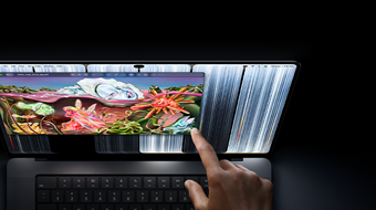Vesmírně černý MacBook Pro s PROLED XDR displejem, uživatel upravuje velikost okna dotykem přímo na obrazovce