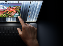 Vesmírně černý MacBook Pro s PROLED XDR displejem, uživatel upravuje velikost okna dotykem přímo na obrazovce