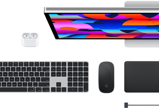 Doplňky k Macu: AirPody, Studio Display, MagSafe kabel a Magic Keyboard s Touch ID, Magic Mouse a Magic Trackpad, všechny ve vesmírně šedé