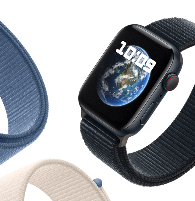 Apple Watch SE s provlékacím sportovním řemínkem. Na displeji je tapeta Astronomie znázorňující planetu Zemi.